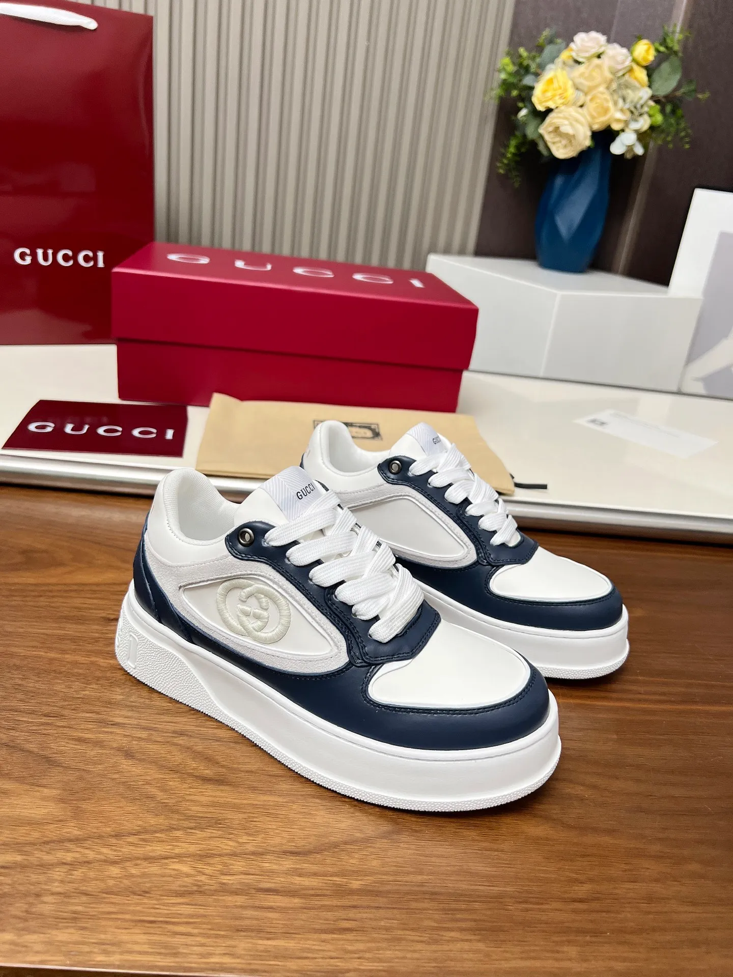 👟👟Ex-factory price 560👟👟Gucci casual sneakers, top version! Oil edge craftsmanship🌸🌸🌸1:1 reproduction. New model for early spring, creating a perfect style💣💣💣street style🔥🔥🔥Cool and stylish C-position fashionable outfit with retro and futuristic feel🌹🌹🌹Classic shoe shape, showing exquisite texture! Open mold to customize high-density outsole. Comes fully packaged. Size: Female 35-46. Fabric: Imported cowhide...men and women
